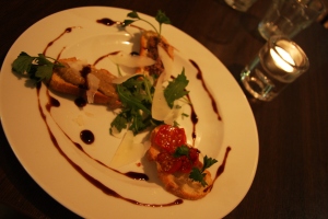 Assiette du jardinier, or Garden platter (€9), composed of three toasted breads served with eggplant mousse, homemade tapenade (olive and capris mousse) and half-dried tomatoes. Photo credit: Valerie BRUN / Helsinki Times